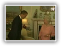 Obama bows Queen of England 