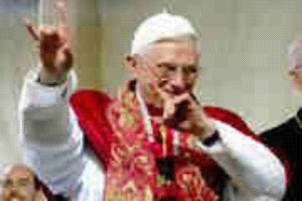 ratzinger-hand.gif